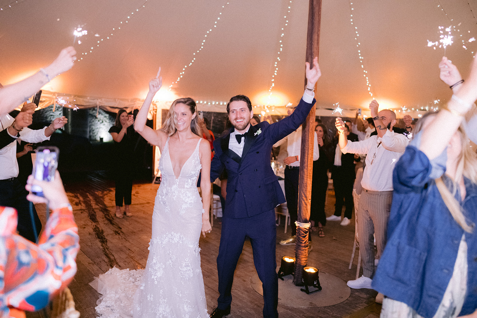 les mariés sont heureux en salle de réception car ils ont réussi leur mariage avec leurs invités